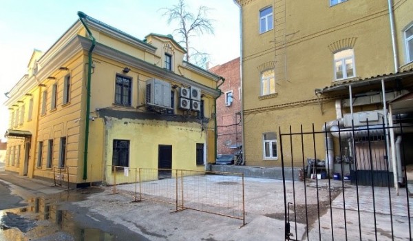В Тверском районе демонтировали незаконную пристройку к зданию XIX века