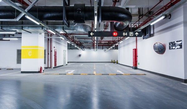 Жители дома на улице Новаторов смогут купить у города места в подземном паркинге