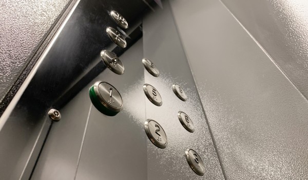 Новые лифты от столичного производителя установили в поликлинике в Братееве