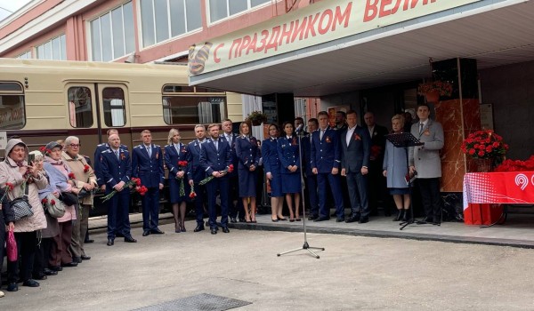 Представители прокуратуры метро и Дорпофжел поздравили ветеранов с Днем победы