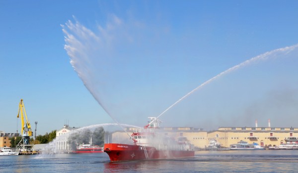 26 мая — пресс-тур на пожарном корабле «Надежда» в акватории Москвы-реки