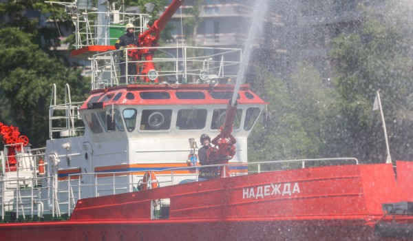 Фото с пресс-тура на пожарном корабле «Надежда» в акватории Москвы-реки