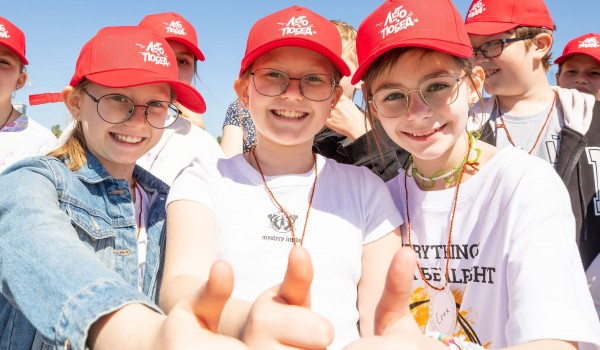 Около 500 юных москвичей начали каникулы в клубе «Лето Побед»