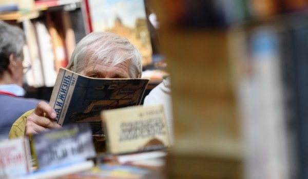 Москвичи старшего поколения соберут книги для участников СВО