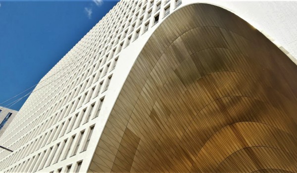 В «ЗИЛАРТе» достроили 22-метровую золотую арку