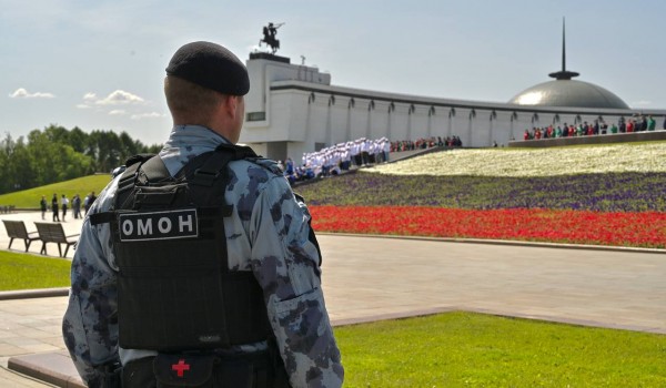Росгвардейцы обеспечили безопасности во время празднования Дня России в Москве