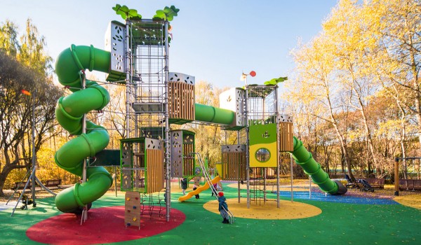 Началось устройство детских площадок в парке имени 40-летия ВЛКСМ