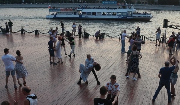 Горожан пригласили на летние танцевальные программы в парках Москвы
