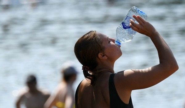 Москвичам посоветовали в жару каждые полчаса выпивать стакан воды или отвара трав