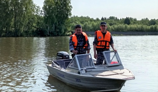 Сотрудники Росгвардии оказали помощь тонувшим в акватории Москвы-реки отцу и сыну