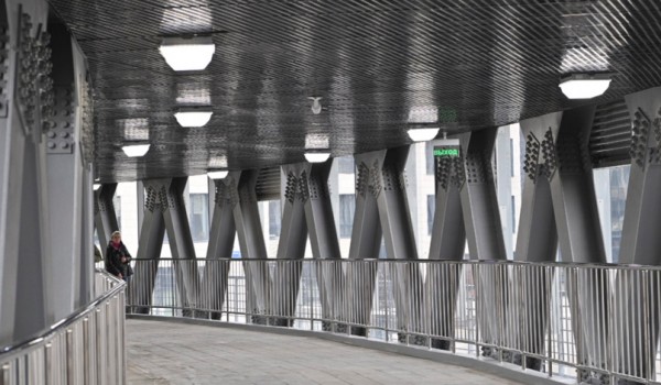Семь пешеходных мостов построят в столице до 2026 года