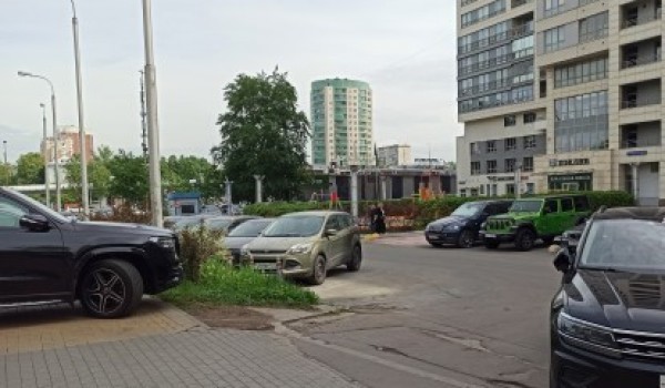 В районе Хорошево-Мневники появилась  общедоступная парковка на 20 машино-мест