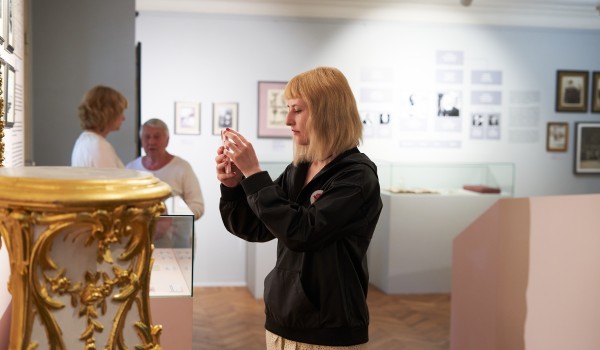 Выставка «Пальмы и розы Зинаиды Морозовой» открылась в музее-заповеднике «Горки Ленинские»