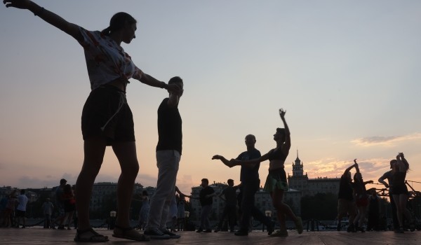 Москвичей пригласили заняться йогой на высоте 16 м над землей