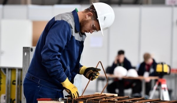 Рост на 8,1%: Власти назвали среднюю зарплату строителя в Москве