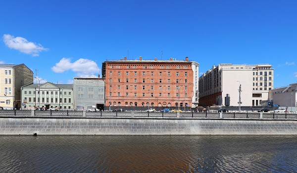 Началась реставрация здания «Кокоревского подворья» на Софийской набережной 