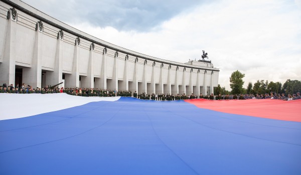 Флаг площадью более 1 тыс. кв. м развернули у Музея Победы