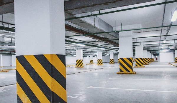 Город выставил на продажу 122 места на подземной парковке около станции метро «Пролетарская»