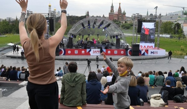 Театральный марш и уличные спектакли пройдут в московских парках в честь Дня города