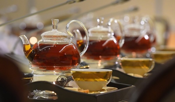 Нарколог рассказал о риске получить инфаркт из-за привычки пить крепкий чай с похмелья