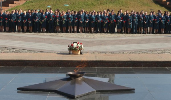 Сотрудники налоговой службы России возложили цветы на Поклонной горе