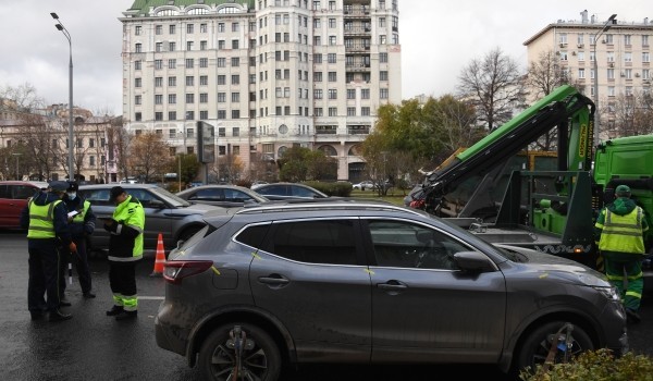 МАДИ с начала года выявила 99 тыс. случаев парковки на тротуарах в зоне запрещающих знаков