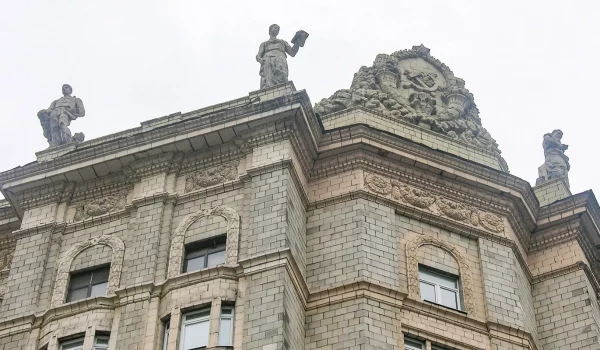 На Доме геологов в Москве отреставрируют скульптуры