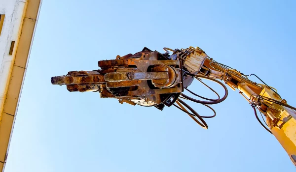 Комплекс самостроя на территории автобазы демонтировали в Строгине