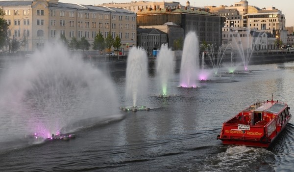 Городские службы начали демонтировать 17 плавающих фонтанов на Водоотводном канале