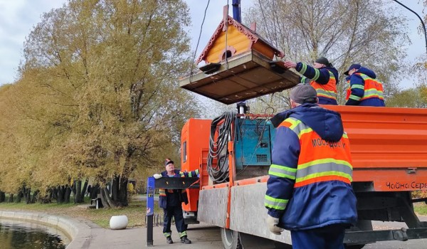 Столичные службы начали убирать утиные домики с городских водоемов на зиму