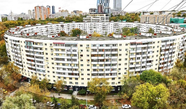 Столичные службы завершили капитальный ремонт круглого дома на улице Довженко
