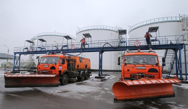 Столичные службы проведут противогололедную обработку дорог в Москве в связи со снегопадом