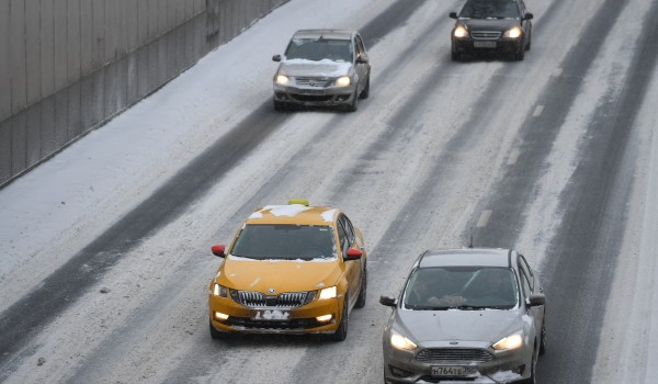 Москвичам назвали причину увеличения стоимости такси в плохую погоду