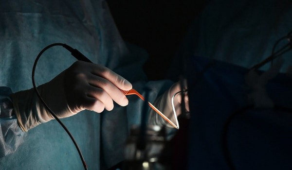 Хирурги выполнили свыше 2 тыс. вмешательств в гибридных операционных флагманских центров больниц