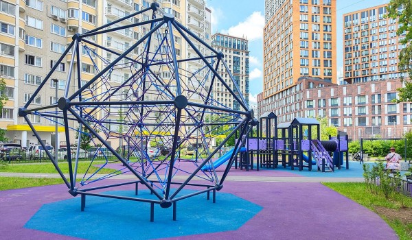 Дворы, клумбы, спортплощадки: как преображаются районы Москвы благодаря проекту «Активный гражданин»