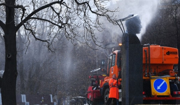 Столичные службы промыли городские памятники перед зимой