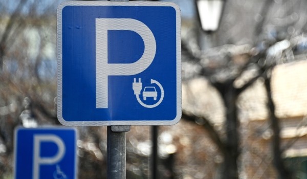 Электромобили стали на 42% чаще оставлять на платных парковках Москвы