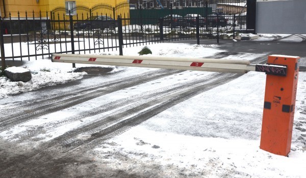 Парковка со шлагбаумом №9607 на Плеханова 32/7 станет уличной