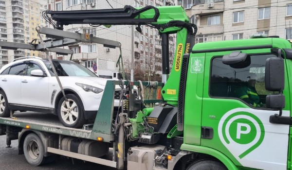 Эвакуатор «Московского паркинга» переместил автомобиль Infiniti за долги владельца по штрафам