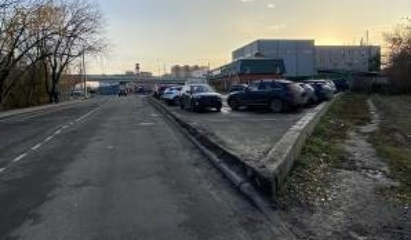 Общедоступную парковку организовали на месте незаконной стоянки в Щербинке
