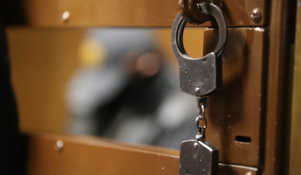 Трех мужчин в Москве заключили под стражу по обвинению в распространении запрещенных веществ