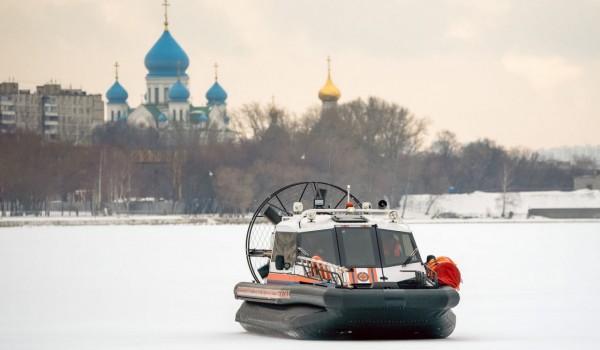 Московский спасатель объяснил порядок действий при падении под лед зимой