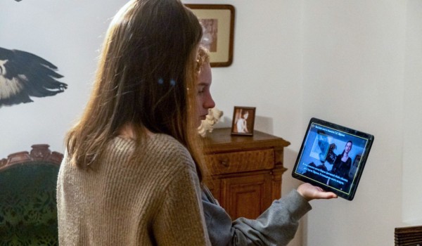 Мобильный видеогид для глухих посетителей появился в Доме-музее Марины Цветаевой