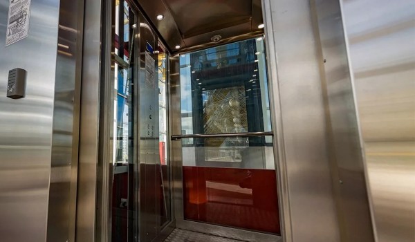 Лифты для маломобильных горожан оборудуют в переходе через Боровское шоссе в Новой Москве