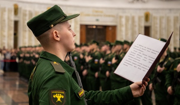 Около 200 новобранцев Преображенского полка приняли присягу в Музее Победы