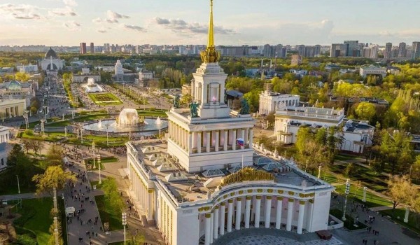 Собянин: Более 30 объектов культурного наследия отреставрированы на ВДНХ