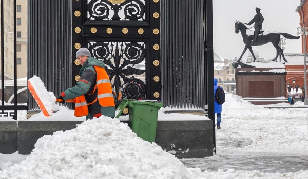 Уборка снега в Москве после зимней метели