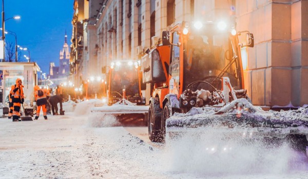 Около 12 тыс. сотрудников инженерных компаний задействованы в уборке снега в городе