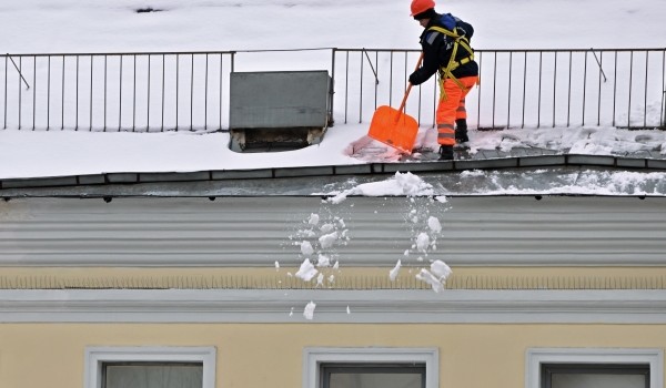 Городские службы проводят работы по очистке крыш жилых домов