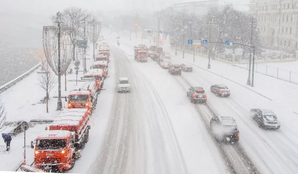 Эвакуаторы «Московского паркинга» вытащили из снега 34 грузовика